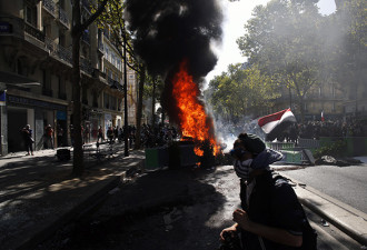 巴黎游行变味?黄背心和暴力分子冲击警察