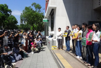 台湾跨党派声援港台游行 中方警告勿玩火自焚