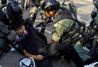 香港防暴警察采取行动 阻止机场抗议活动