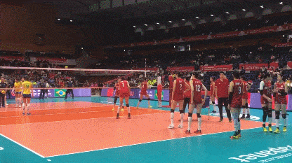 中国女排3：2力克巴西，郎平赛中声嘶力竭