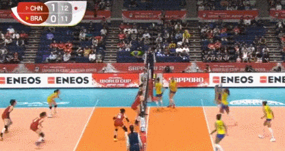 中国女排3：2力克巴西，郎平赛中声嘶力竭