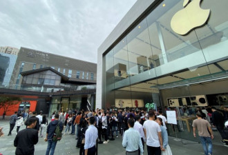厉害了？3年后，苹果店外竟然又排起了长龙！!