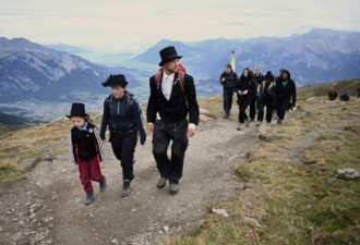 阿尔卑斯冰川融化 瑞士百人参加“送葬”