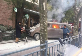 上海一着火面包车冲上人行道 18人送医