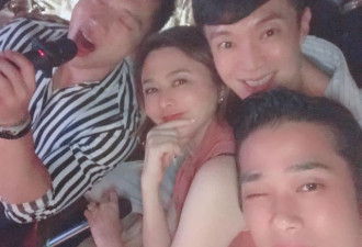 关之琳提前过57岁生日 被三名帅哥包围一脸享受