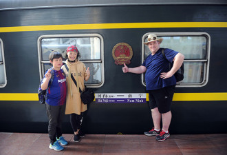 洋人春运挤跨国火车 来到中国已14年