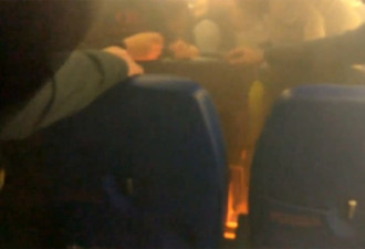 客机降落后乘客充电宝起火 俄航客舱充满烟雾