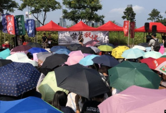 香港抗议第100天 学生集会 拒绝噤声,凝伙结伴