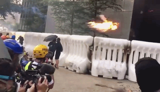 人民日报：香港暴徒实力诠释什么叫玩火自焚