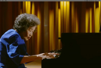 当88岁的她用双手按下琴键，世界突然安静下来