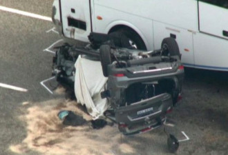 悲痛！中国女游客在澳开车与大巴相撞 2人遇难