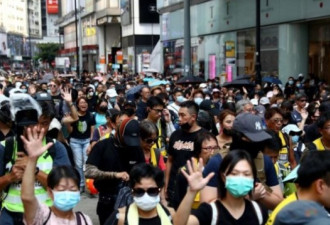 香港禁蒙面订立第一日 大批市民无畏恐惧再抗议