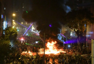 反修例示威游行暴力 抗议者在金钟区投掷汽油弹
