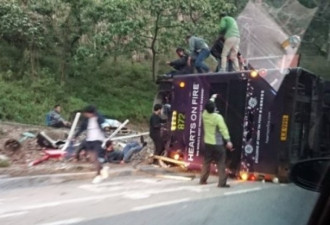 香港大巴司机与乘客争执后翻车 已致18死45伤