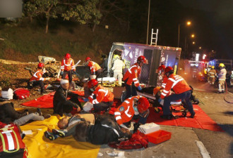 香港大巴司机与乘客争执后翻车 已致18死45伤