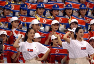她们来了！时隔13年 朝鲜美女拉拉队再次赴韩
