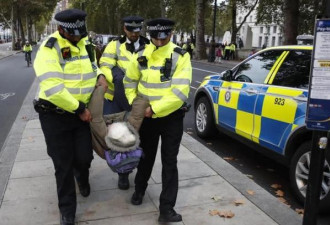 英警察逮捕环保抗议人士：抓135人，包括老人