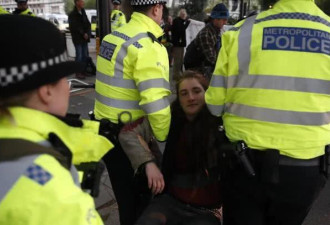 英警察逮捕环保抗议人士：抓135人，包括老人