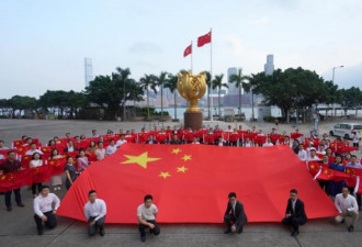 网友众筹的5万面国旗1800个保温杯抵香港！