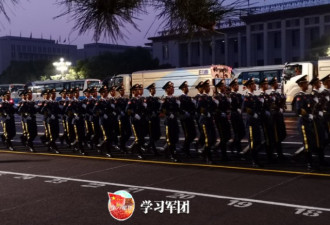 夜色渐褪东方既白 三军仪仗队列队走进长安街…