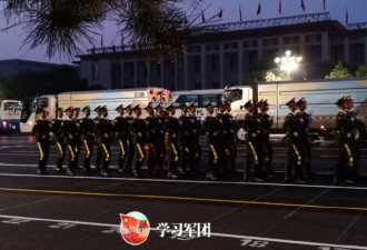 夜色渐褪东方既白 三军仪仗队列队走进长安街…