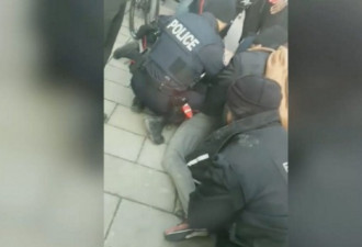 视频疯传！少年被TTC查票员按地下被警方铐起