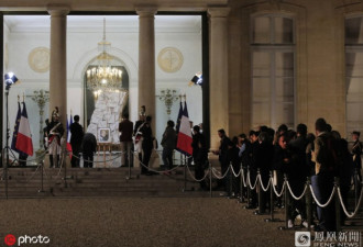 法国民众深夜排长队 吊唁，告别传奇希拉克