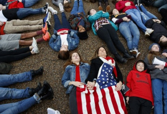 刚刚！一批学生躺在了白宫门口