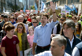 加拿大多城集会抗议环保不力 杜鲁多惨遭扔鸡蛋