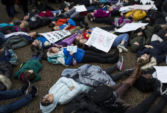 呼吁特朗普管制枪支青少年躺在白宫门口