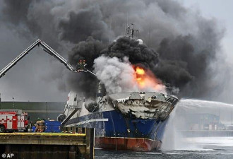 恐怖！装有20万升柴油的拖网渔船起火浓烟滚滚