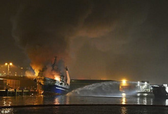 恐怖！装有20万升柴油的拖网渔船起火浓烟滚滚