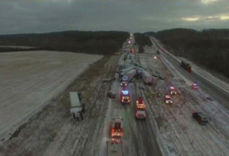航拍画面惊人！密州近100辆车雪地连环撞
