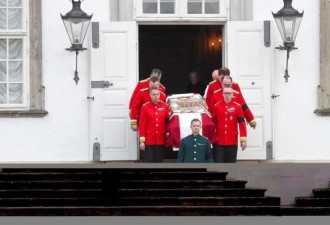 丹麦女王丈夫灵柩移往阿美琳堡宫 民众悼念