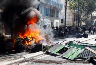 巴黎气候游行时，上千极端人士混进来打砸抢烧