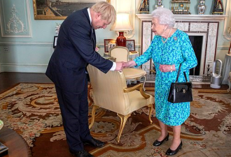 曝英首相打电话向女王道歉：这事让您难堪了