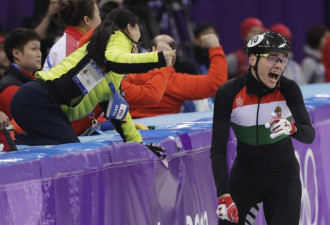 华裔冬奥冠军拥抱女友 现场有人欢喜有人忧