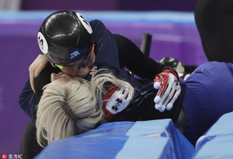 华裔冬奥冠军拥抱女友 现场有人欢喜有人忧