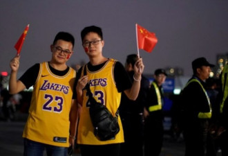 中国球迷带国旗、看NBA比赛  两头有好处