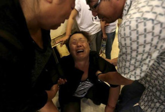 高龄产妇不听劝告执意生孩子,看到孩子后大哭