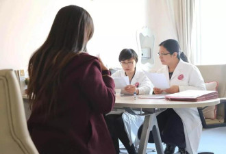 高龄产妇不听劝告执意生孩子,看到孩子后大哭