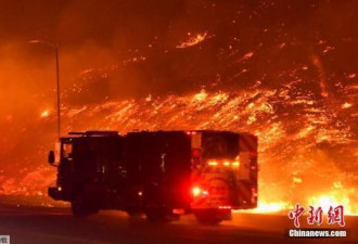 美国加州山火肆虐已致2死 近10万居民被迫撤离