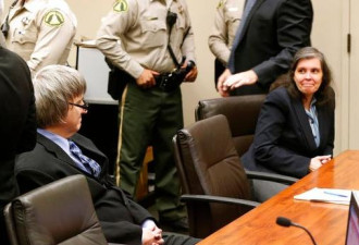 囚13子女的加州夫妇出庭 面带微笑拒不认罪