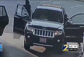 偷车贼在加油站作案，女车主往其身上喷汽油