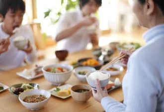 中国人在日本吃饭用筷子感觉很别扭？