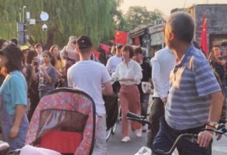 主持人鲁豫骑自行车逛北京胡同，比电视上漂亮