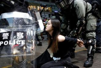 香港民众冒雨抗议禁蒙面法 警民之间再爆冲突