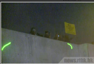 示威者镭射笔照解放军 遭黄旗警告后果自负