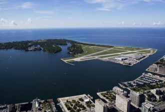 小型客机坠毁多伦多湖心岛机场