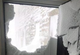 英国暴雪有多大?居民打开门只见另一扇“雪门”